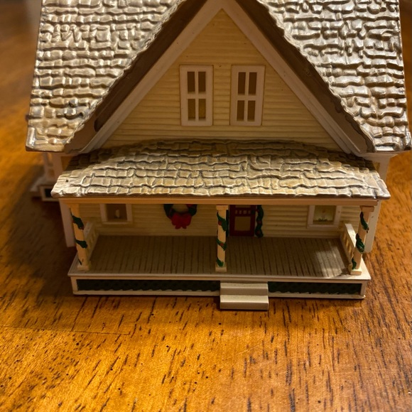 Hallmark | Accents | Sarah Plain And Tall Collection House From 994